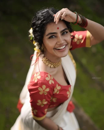 Onam Celebration: Stunning Photos of Anupama Parameswaran Saree