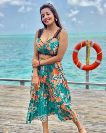 Monalisa's Beach Photoshoot viral, fans stunned by Bold pose..!!