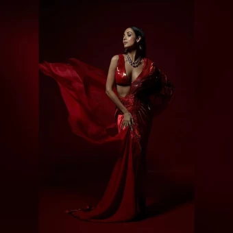 Malaika Arora looks uber sexy in the red saree with the slinky blouse
