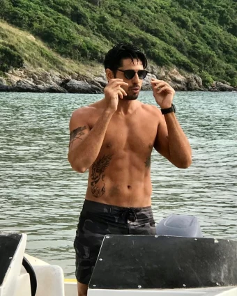 Sidharth Malhotra flaunts his ripped body while enjoying the outdoors.