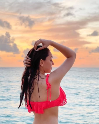 Hansika Motwani is a pretty sight in the ruffled pink bikini