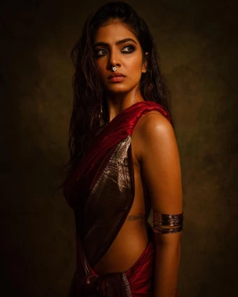 Malavika Mohanan looks sultry in the blouseless ensemble