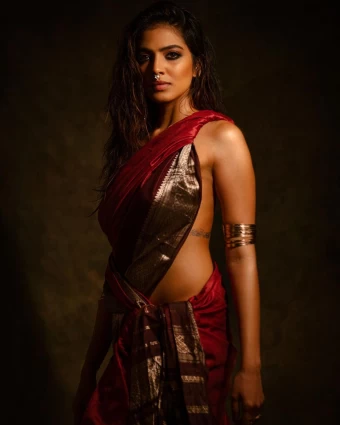 Malavika Mohanan Passes Sultry Vibes In A Blouseless Vintage Saree