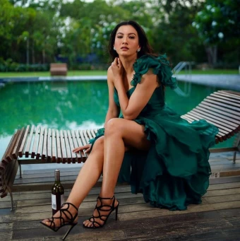 Gauahar Khan looks extremely hot in the one-shoulder outfit