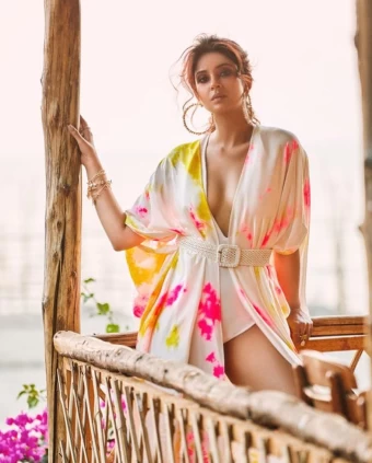 Jennifer Winget looks uber sexy in the multicoloured shrug over the leotard