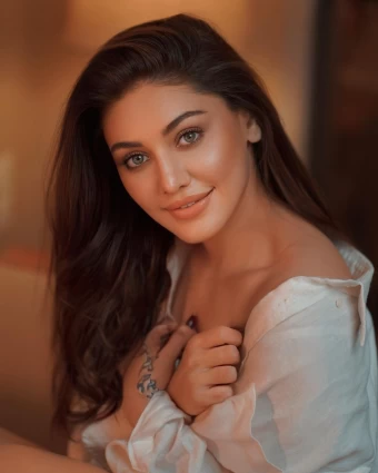 Shefali Jariwala flaunts her beauty bones as she poses sexily for the camera