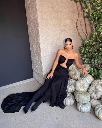 Kim Kardashian looks irresistibly sexy in a revealing black dress