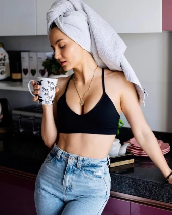 Elli AvrRam is making fans drool with her morning photos at home