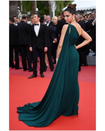 Deepika Padukone looks sexy in the dark green one-shoulder dress