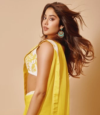 Janhvi Kapoor looks sexy in the plain saree and embroidered blouse