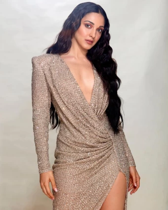 Kiara Advani looks sexy in this shimmery golden dress