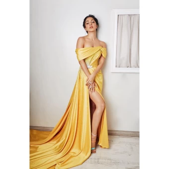 Kiara Advani oozes oomph in this sizzling yellow thigh high slit yellow dress