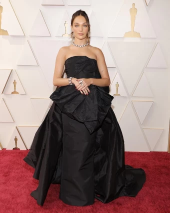 Maddie Ziegler looks fantastic in a black strapless gown by Giambattista Valli