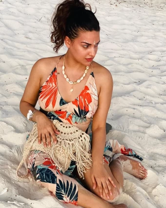 Himanshi Khurana gives boho-chic vibes in the cotton dress