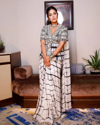 Hina Khan looks elegant in the white tie-dye saree