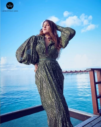 Sonakshi Sinha looks exquisite in the sequinned green dress