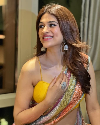 South Indian Saree Hottie Shraddha Das Pics