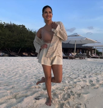 sunny leone Beach photos 165375018570