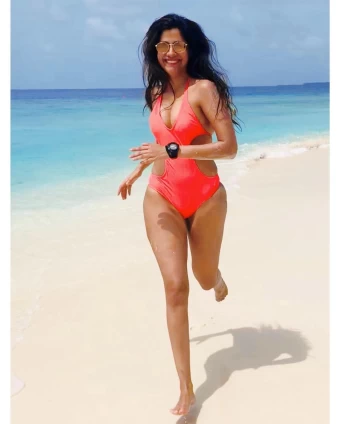 Shreya Dhanwanthary recreates the iconic Baywatch run on the beach