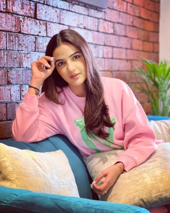Jasmin Bhasin aces the smart casual look in the pink hoodie