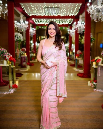 Jasmin Bhasin is grace personified in the pink saree