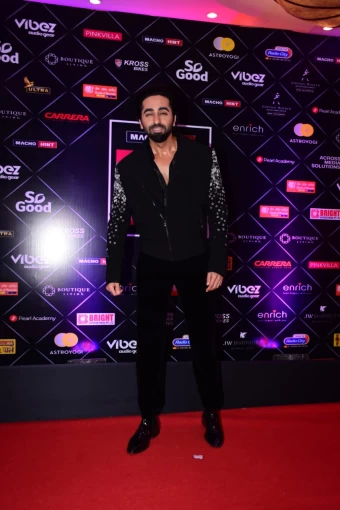 Ayushmann Khurrana looks smart at the awards