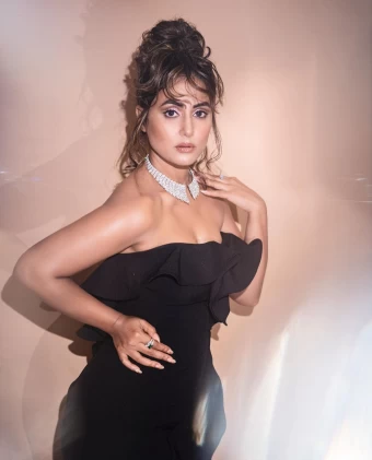 Hina Khan looks drop-dead gorgeous in the ruffled dress