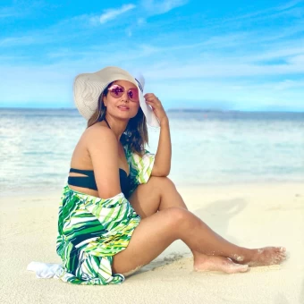 Hina Khan looks sultry in the black bikini and tropical-themed shrug