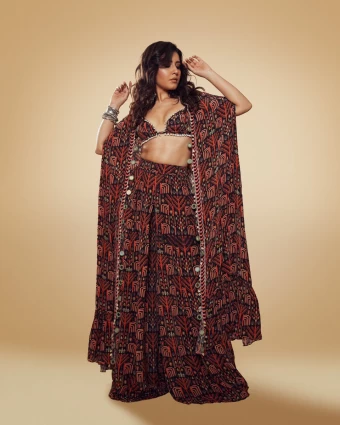 Raashii Khanna Flaunts Her Hot Bod as She Poses in a Lehenga-Choli