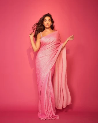 Nora Fatehi looks sexy in the sequinned pink saree