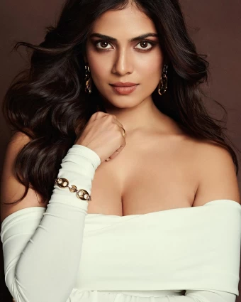 Malavika Mohanan flaunts her cleavage in the off-shoulder dress