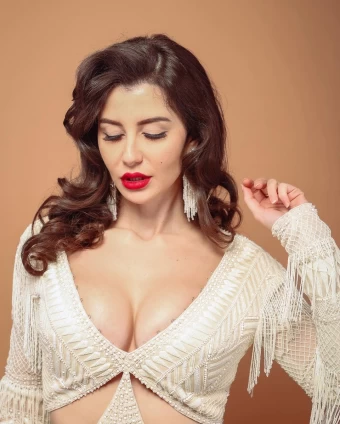Giorgia Andriani looks sexy with her bright red lips and retro-style hair