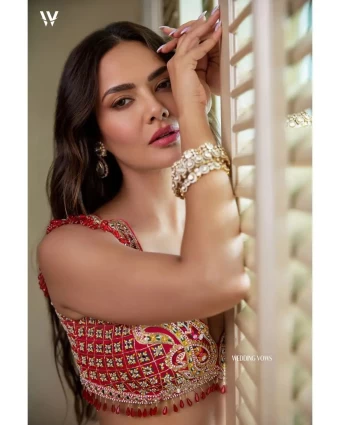 Esha Gupta’s Instagram is a treat for her fans. The actress often drops the hottest pictures