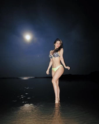 Sonarika Bhadoria looks uber hot in the mismatched bikini
