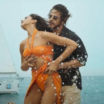 Deepika Padukone And Shah Rukh Khan Set Internet On Fire With Their Sensuous Moves In 'Besharam Rang',