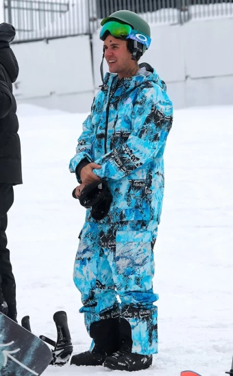 Justin Bieber Snowboard session! The singer enjoys the slopes with friends in Aspen