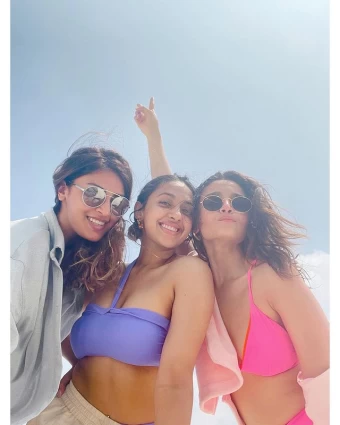 Alia Bhatt looks hot in a pink bikini as she poses alongside her friends