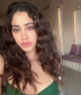 Janhvi Kapoor shines bright as she poses for a makeup-free selfie