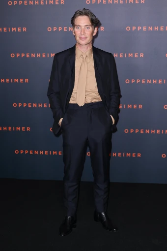 Cillian Murphy, who plays the title role, arrives in style at the ‘Oppenheimer’ Premiere. He paired a black suit with a monochromatic beige shirt and tie.