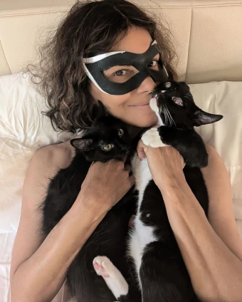 Berry thanked a fan named Jee for helping her rescue the two black cats in the photo with her