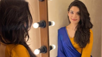 Her pairing of blue saree with this mustard yellow full-sleeve blouse introduced a cool contrast, mirroring her fun yet poised styling.