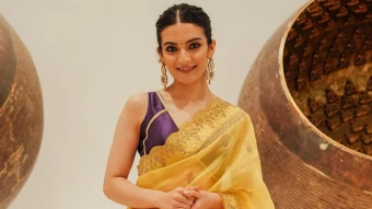 Pratibha shone in this deep yellow saree paired with a sleeveless purple v-neck blouse, and the bright setup looked absolutely brilliant.