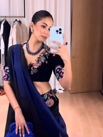 Mira Rajput Kapoor: The star wife also chose an old designer outfit for her Diwali celebration. She looked gorgeous in a deep blue lehenga with floral details
