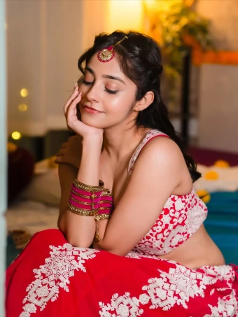 Riya opted for minimal makeup that let her natural beauty shine through. Her glowing complexion, paired with softly defined eyes and a subtle pink lip, created a radiant and fresh look.