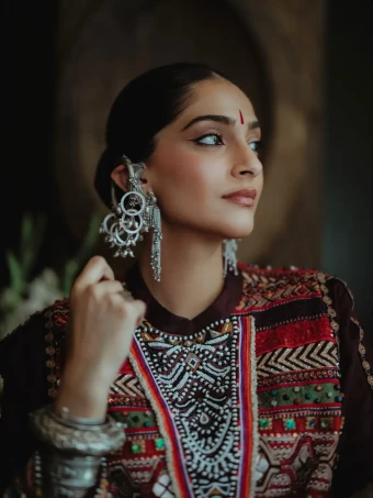 Sonam Kapoor’s Festive Elegance Steals the Spotlight
