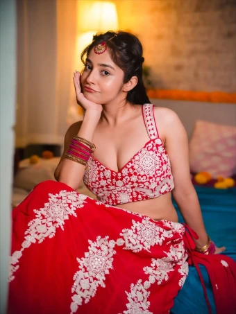 To complete her festive look, Riya adorned herself with classic jewelry pieces that added a touch of royalty.
