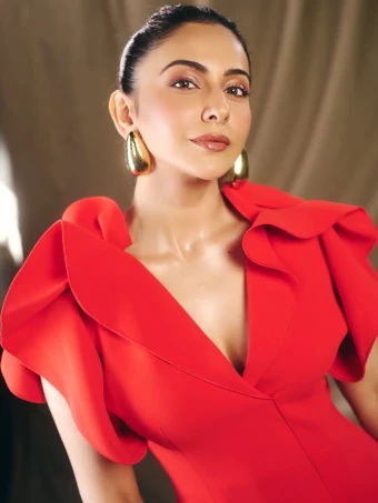 Commanding in Crimson: Rakul Preet Singh Elevates Glam Game