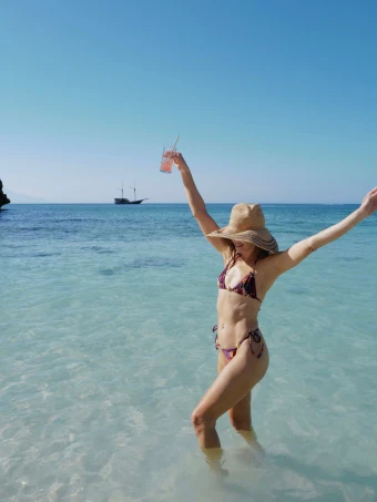 The White Lotus star poses in the clear waters during her Indonesian vacation.