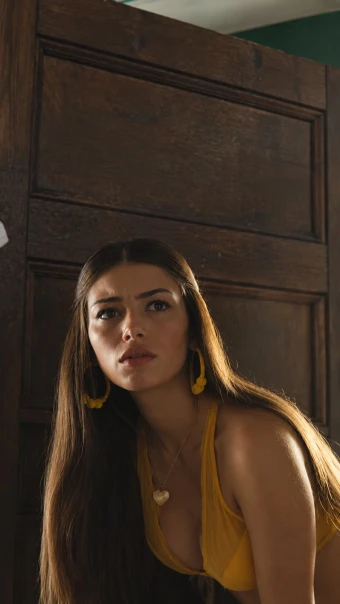 Mimi Keene’s Stunning Yellow Outfit as Ruby Matthews