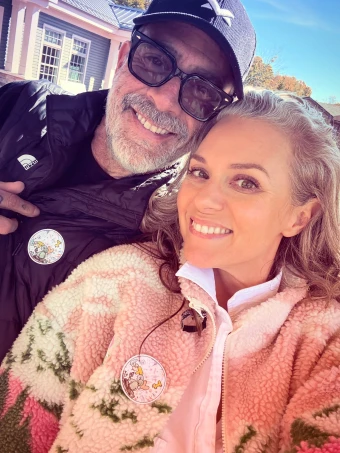 Hilarie Burton and Jeffrey Dean Morgan show off their vote stickers